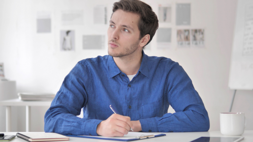 homme pensif à la recherche du bon outil de diagnostic QVT